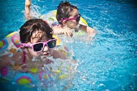 FIFY STORE Les bienfaits mentaux de la natation pour les enfants  