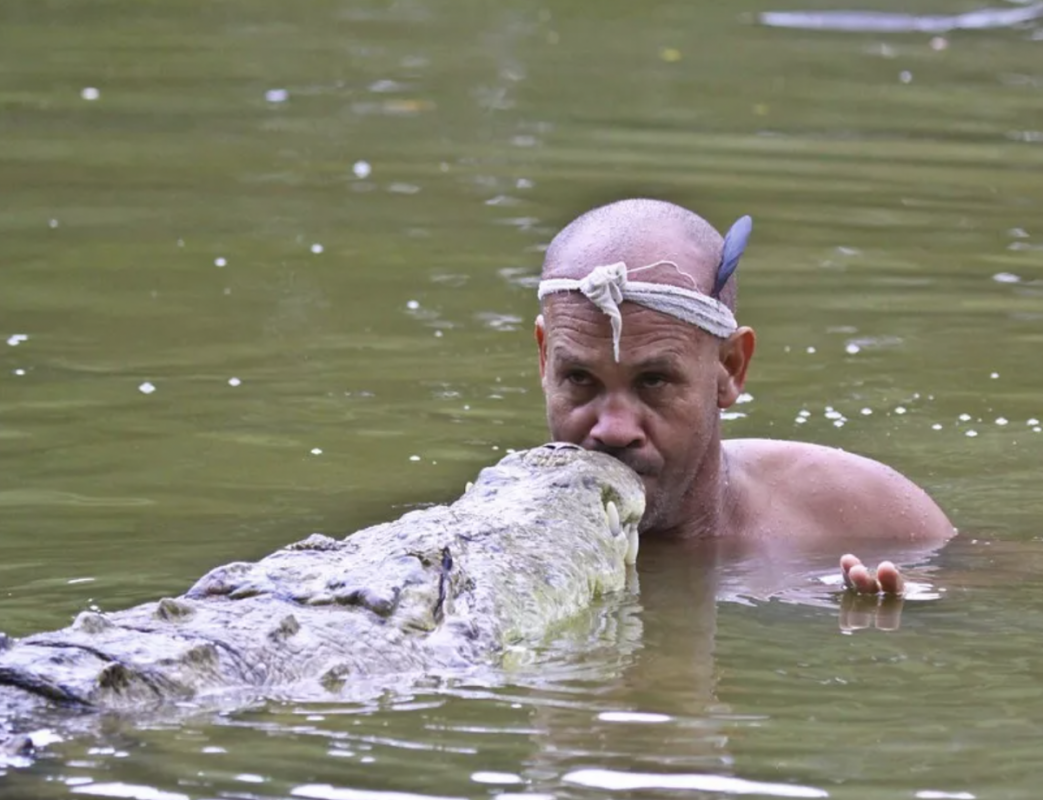 FIFY STORE Un pêcheur sauve la vie d'un crocodile - ils sont restés meilleurs amis pendant 22 ans 